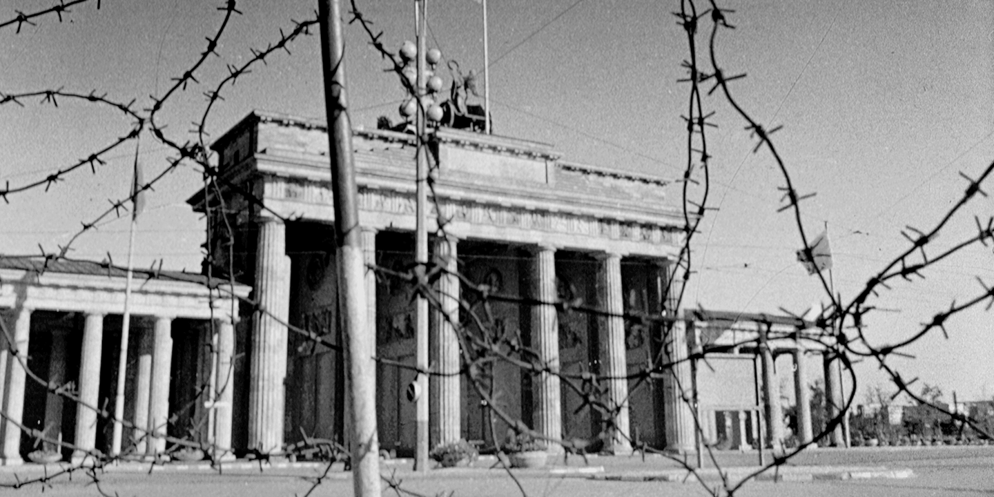 Brandenburger Tor hinter Stracheldraht, Quelle:
            BStU-Kopie MfS&nbsp;ZOS&nbsp;4043 Bild 9 St. 1/5